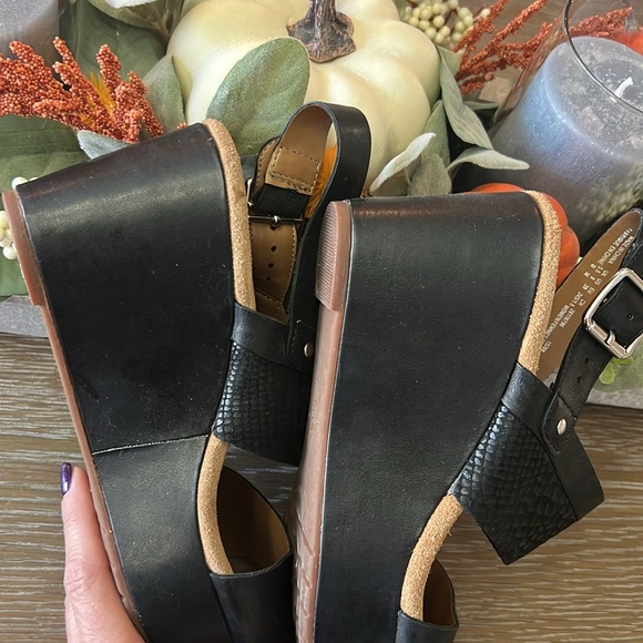 Clark Artisan Black Leather Wedges size 8.5 - Picture 9 of 10
